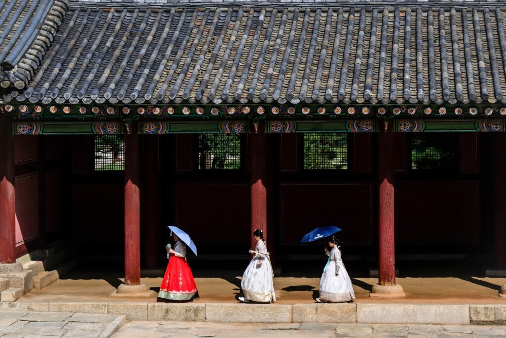 7 best scholarships in South Korea for int'l students