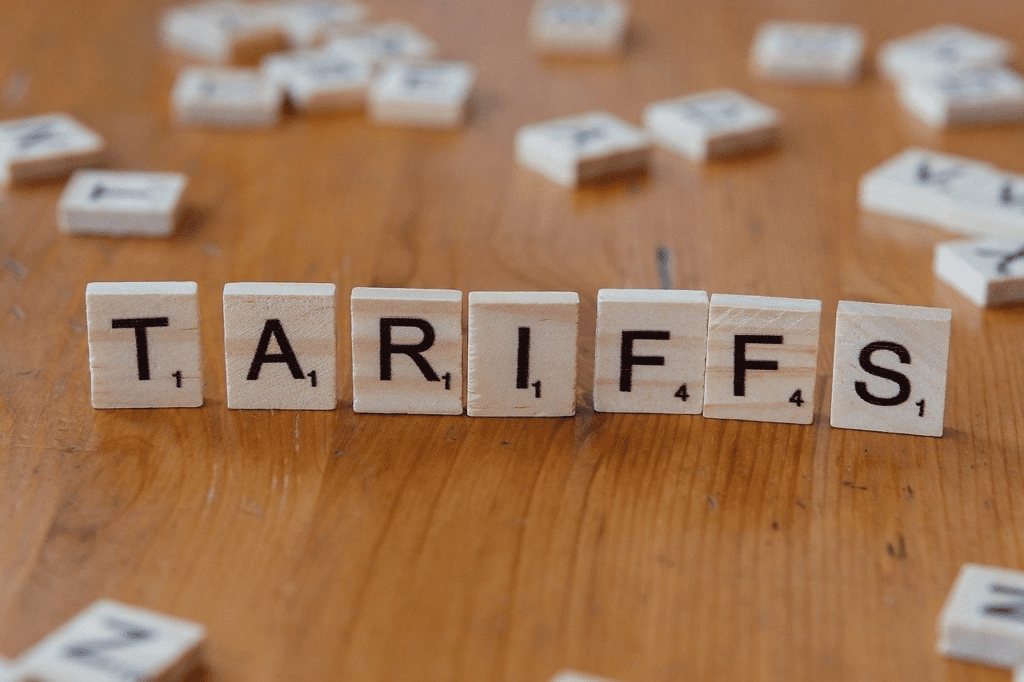 Warren Buffett Criticizes Global Trade Conflicts and Tariffs
