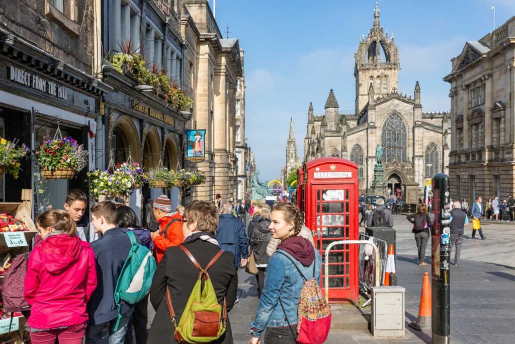 Tourists on the Royal Mile, Edinburgh, UK.