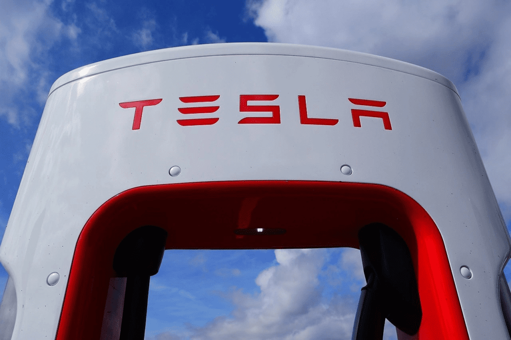 Tesla Shares Rebound in Premarket Trading Amid Musk-Trump Tensions